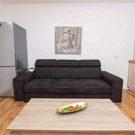 Grayhouse Apartment อาราด ภายนอก รูปภาพ